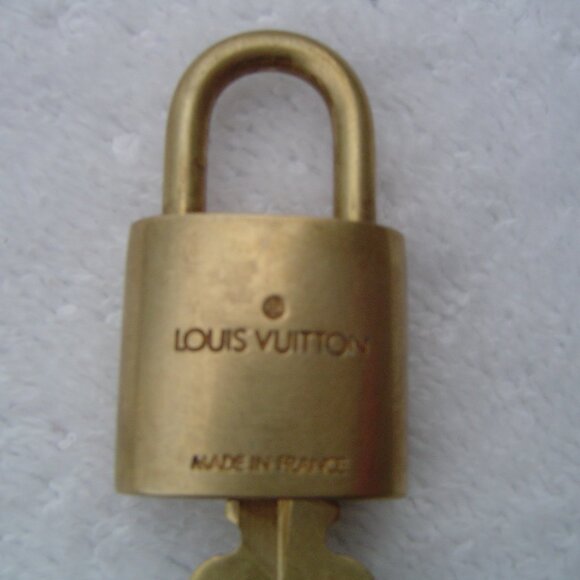 AUTHENTIC LOUIS VUITTON GOLD PADLOCK WITH KEY #307 - Picture 6 of 13
